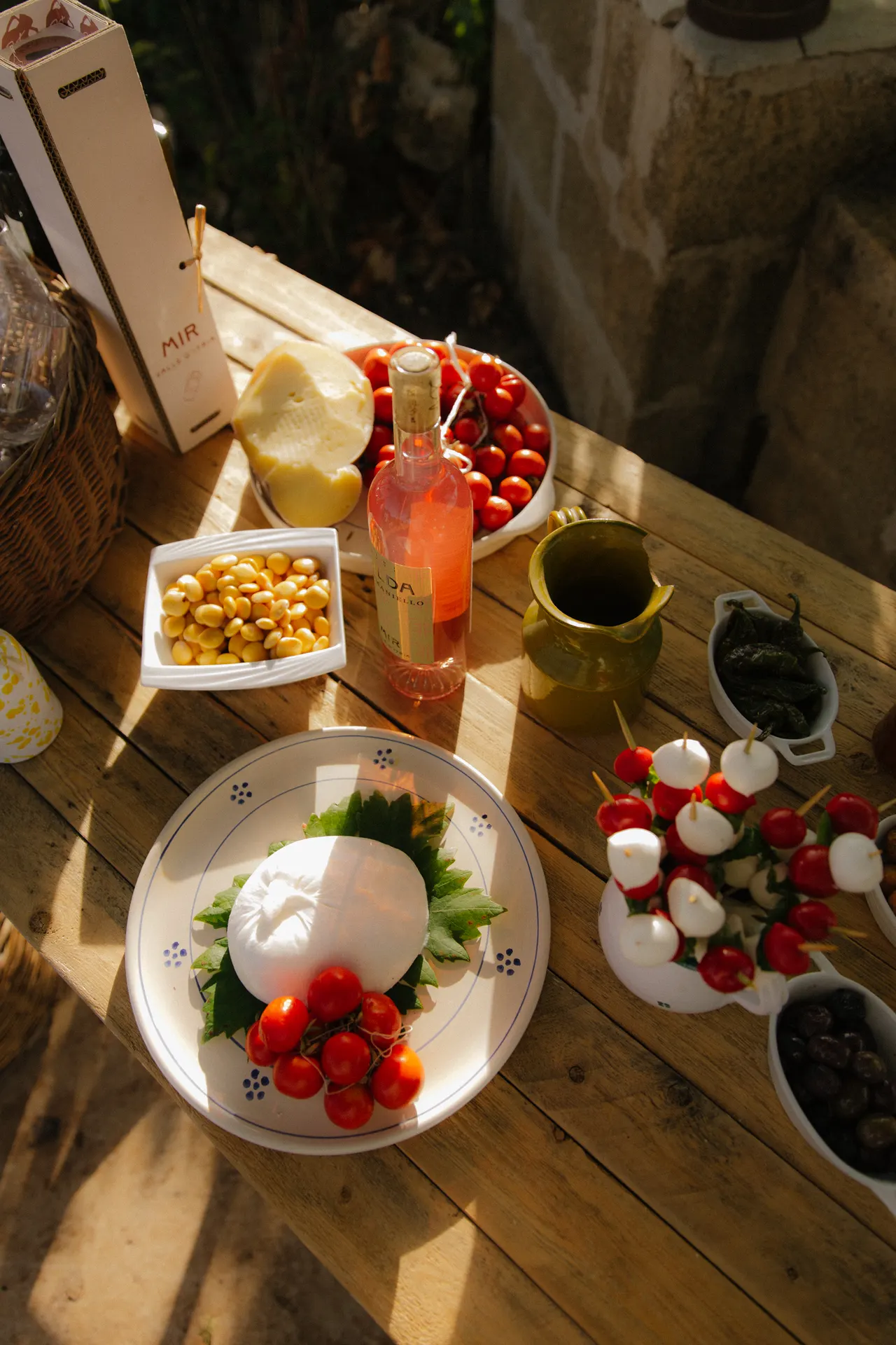 Burrata, salumi e prodotti tipici pugliesi serviti al pic nic